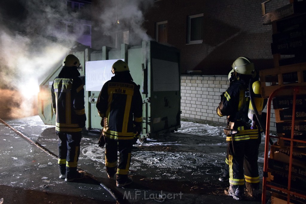 Feuer Papp Presscontainer Koeln Hoehenberg Bochumerstr P189.JPG - Miklos Laubert